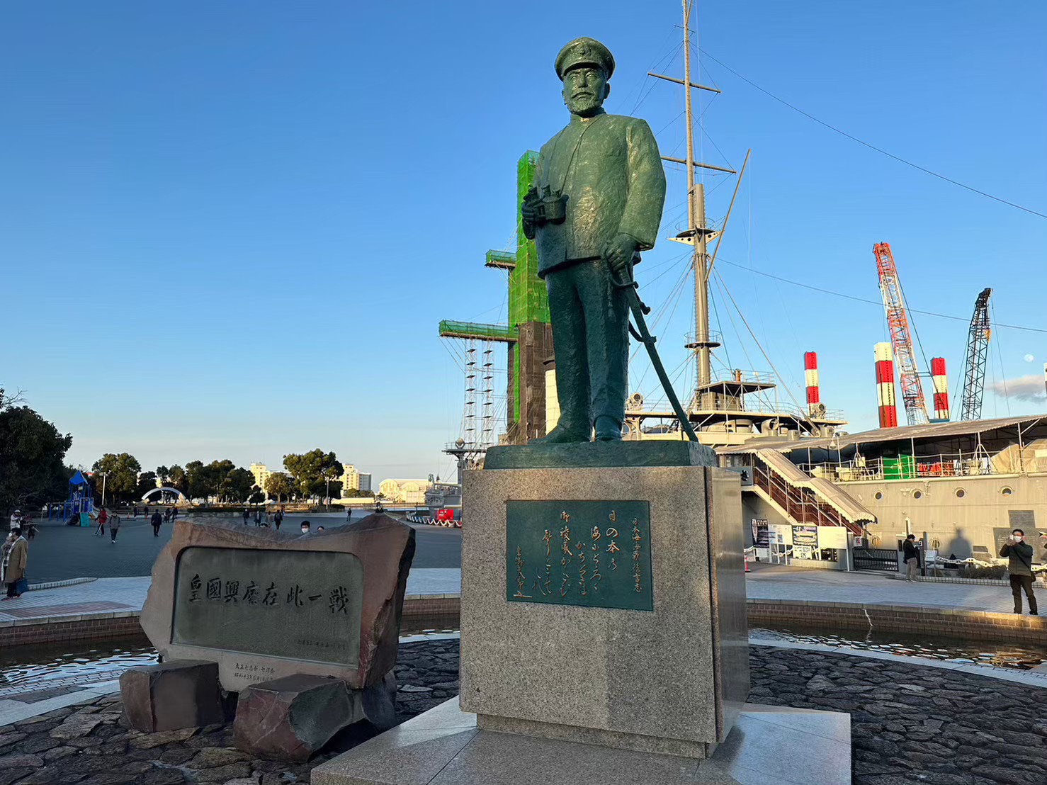 Admiral Togo Heihachiro statue in front of Battleship Mikasa, with the monument stone reading ็ๅ่ๅปขๅจๆญคไธๆฐ